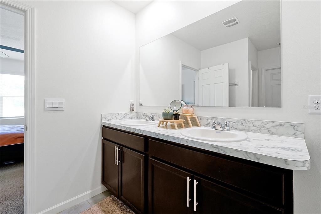 На продажу: $374,000 (4 спален, 2 ванн, 1918 Квадратных фут)