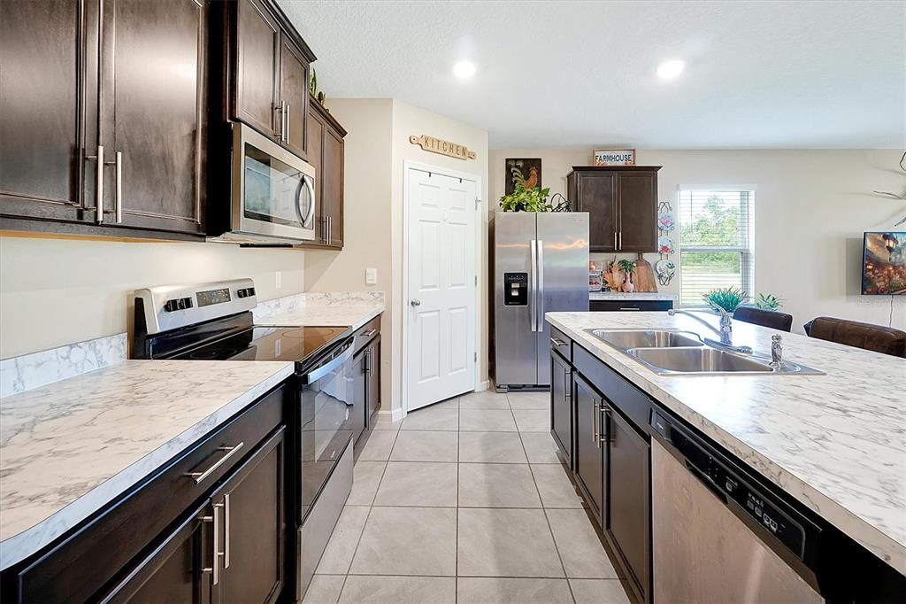 На продажу: $374,000 (4 спален, 2 ванн, 1918 Квадратных фут)