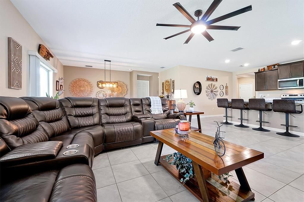 На продажу: $374,000 (4 спален, 2 ванн, 1918 Квадратных фут)