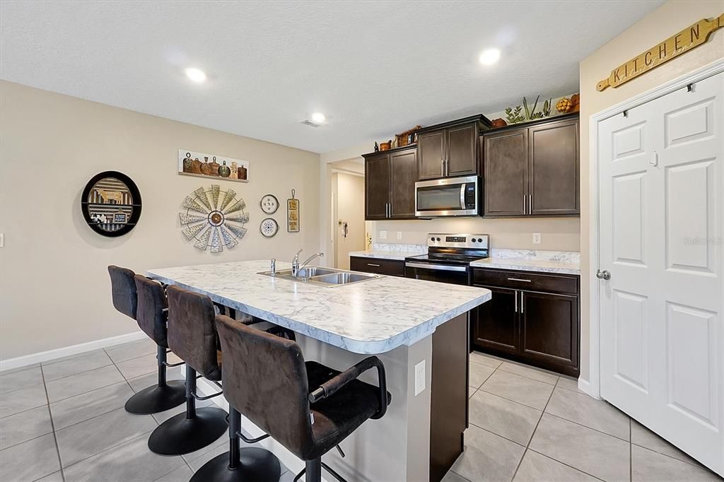 На продажу: $374,000 (4 спален, 2 ванн, 1918 Квадратных фут)