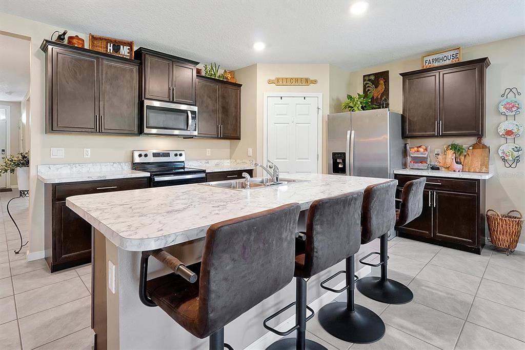 На продажу: $374,000 (4 спален, 2 ванн, 1918 Квадратных фут)