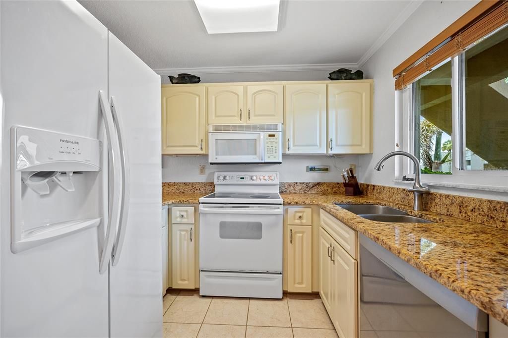Active With Contract: $119,000 (2 beds, 1 baths, 826 Square Feet)