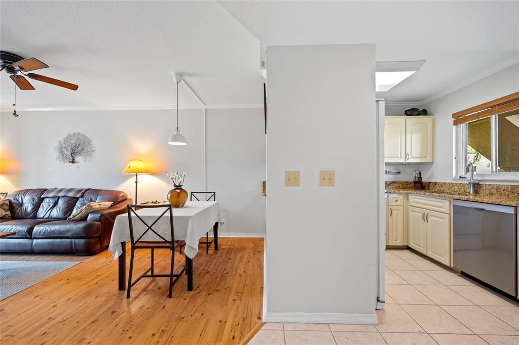 Active With Contract: $119,000 (2 beds, 1 baths, 826 Square Feet)