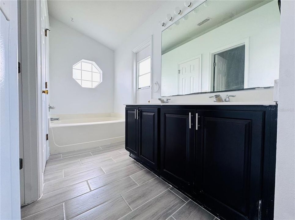 Active With Contract: $2,200 (3 beds, 2 baths, 1619 Square Feet)