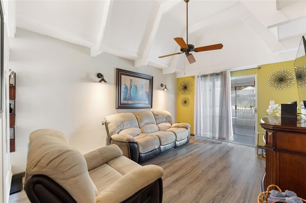 待售: $125,000 (1 贝兹, 1 浴室, 648 平方英尺)