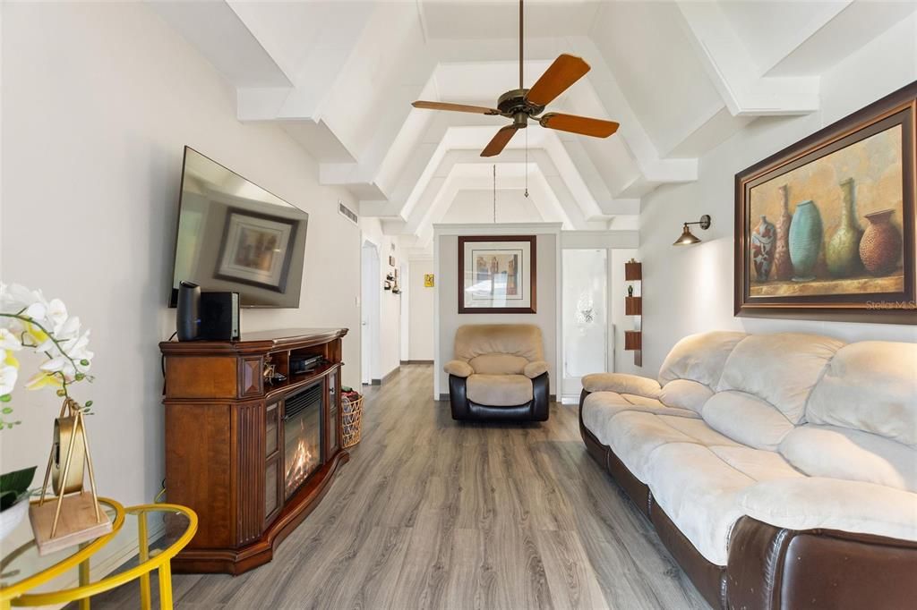 待售: $125,000 (1 贝兹, 1 浴室, 648 平方英尺)