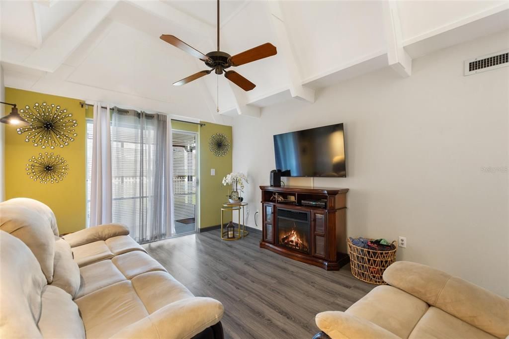 待售: $125,000 (1 贝兹, 1 浴室, 648 平方英尺)