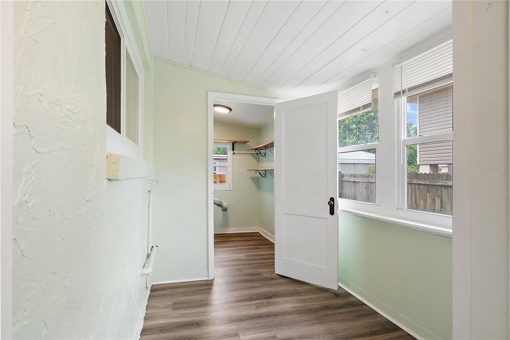 Под контрактом: $559,500 (4 спален, 2 ванн, 2046 Квадратных фут)