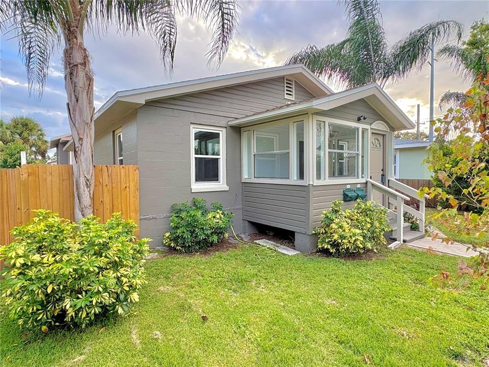 Под контрактом: $559,500 (4 спален, 2 ванн, 2046 Квадратных фут)