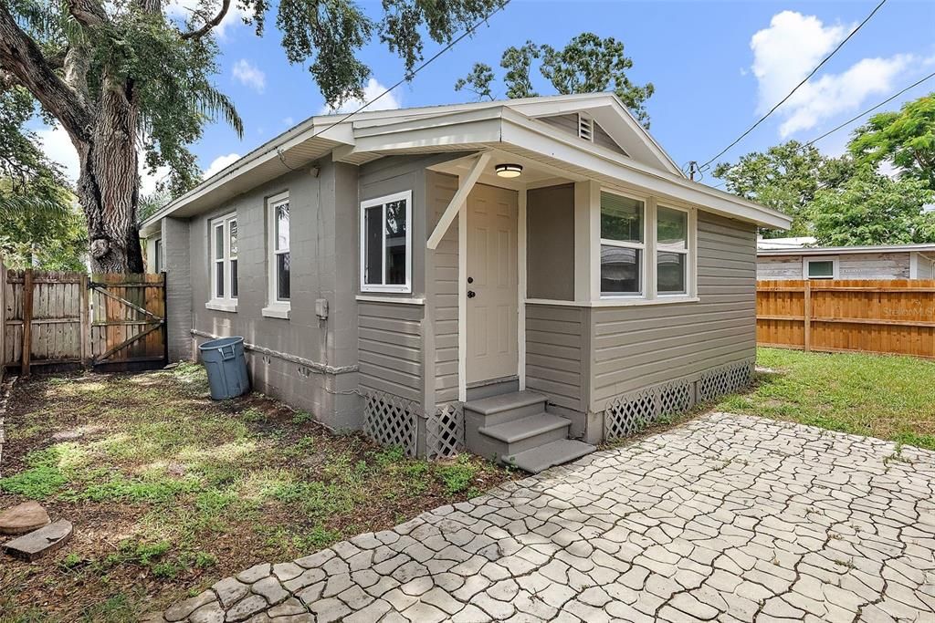 Под контрактом: $559,500 (4 спален, 2 ванн, 2046 Квадратных фут)