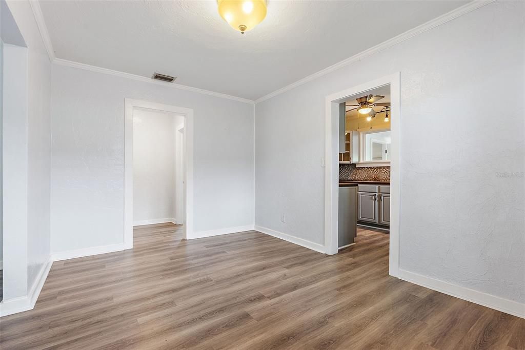 Под контрактом: $559,500 (4 спален, 2 ванн, 2046 Квадратных фут)