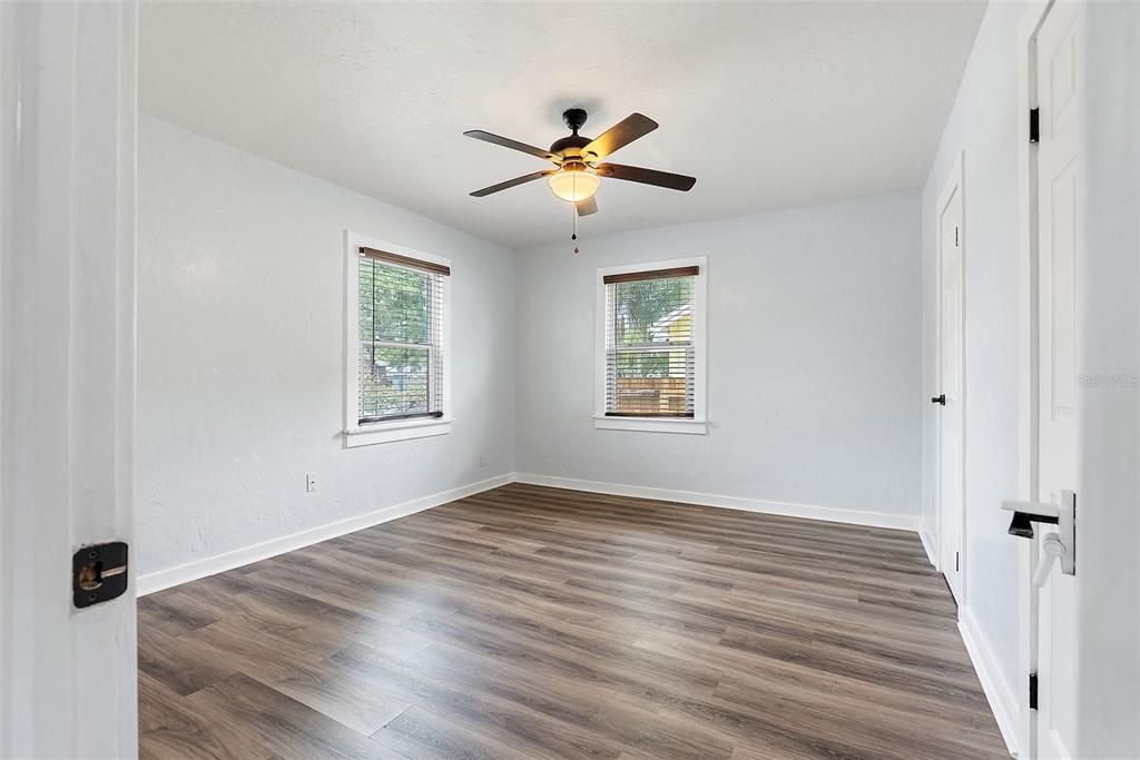 Под контрактом: $559,500 (4 спален, 2 ванн, 2046 Квадратных фут)