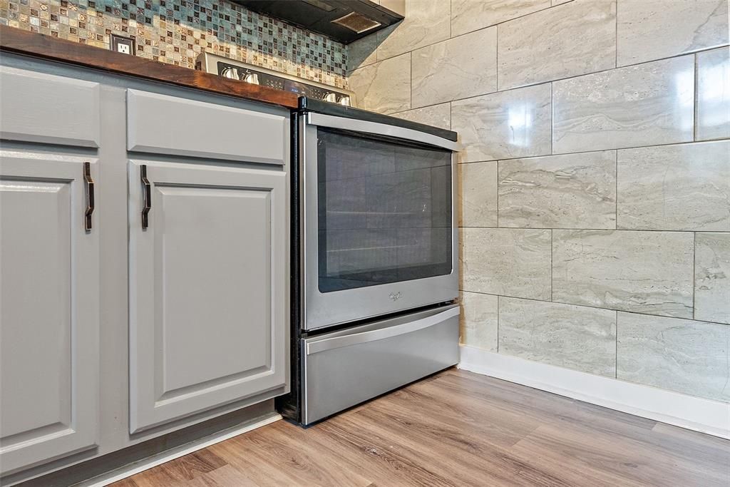 Под контрактом: $559,500 (4 спален, 2 ванн, 2046 Квадратных фут)