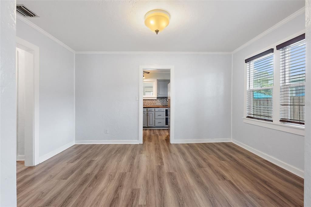 Под контрактом: $559,500 (4 спален, 2 ванн, 2046 Квадратных фут)