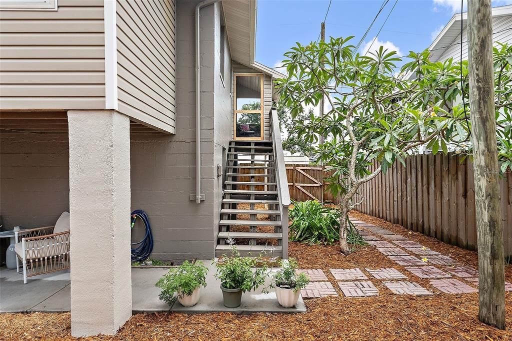 Под контрактом: $559,500 (4 спален, 2 ванн, 2046 Квадратных фут)