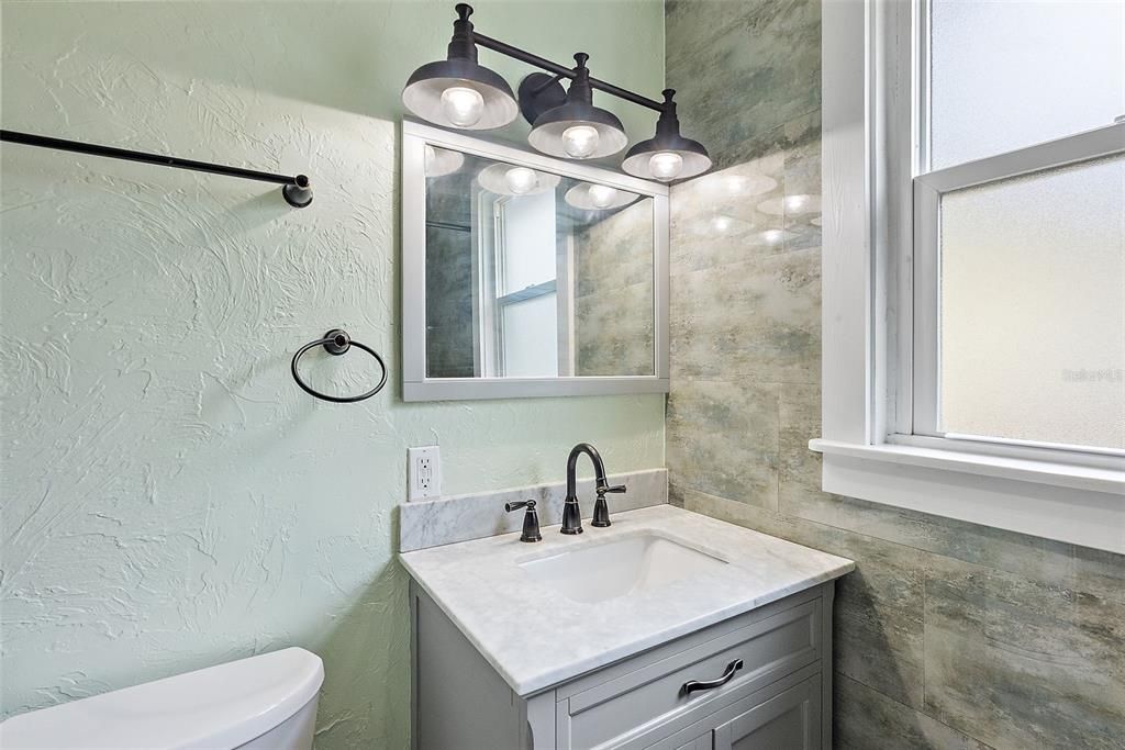 Под контрактом: $559,500 (4 спален, 2 ванн, 2046 Квадратных фут)