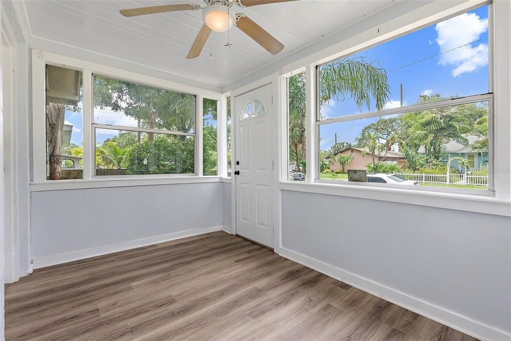 Под контрактом: $559,500 (4 спален, 2 ванн, 2046 Квадратных фут)