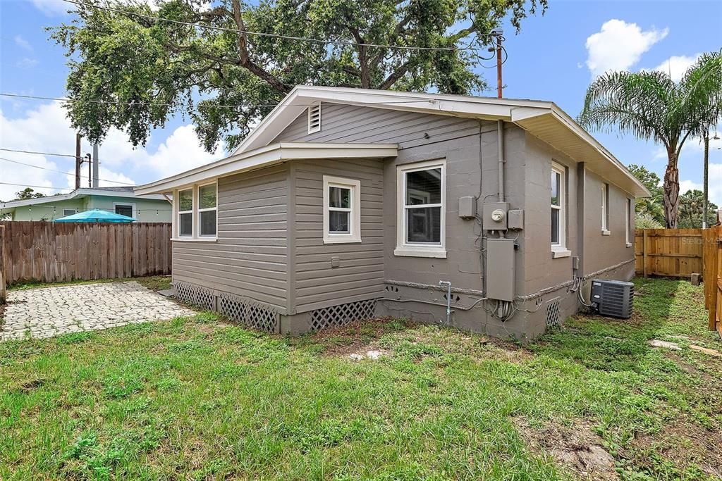 Под контрактом: $559,500 (4 спален, 2 ванн, 2046 Квадратных фут)