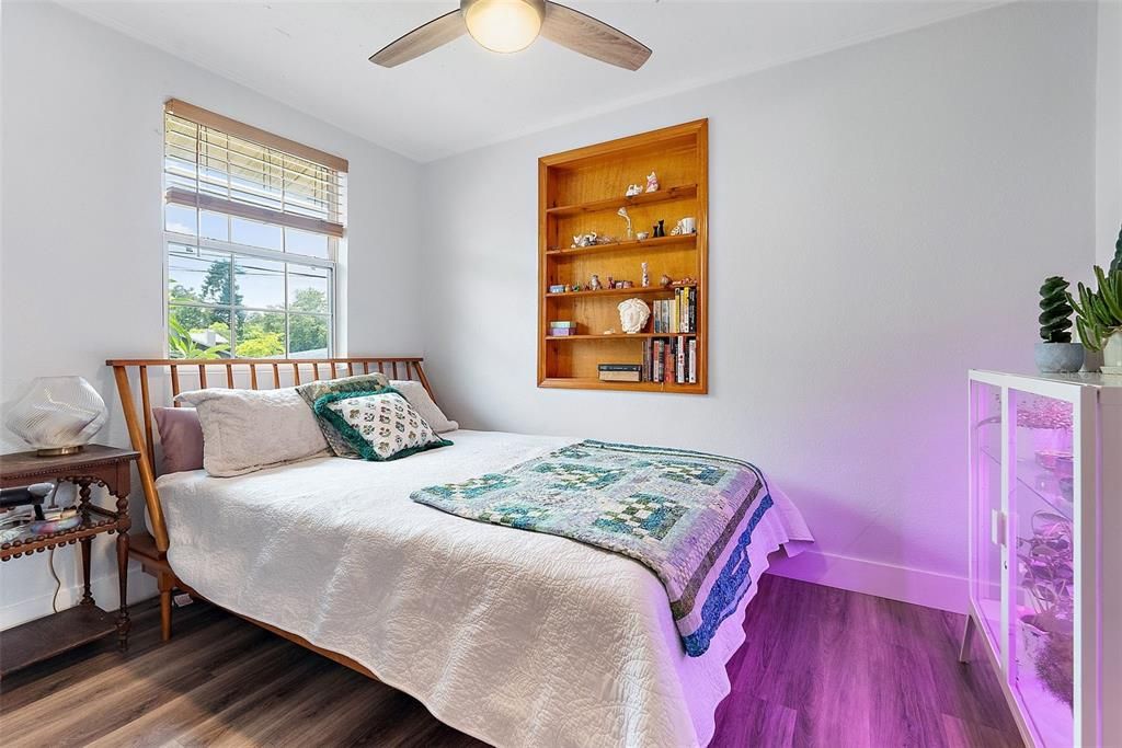 Под контрактом: $559,500 (4 спален, 2 ванн, 2046 Квадратных фут)