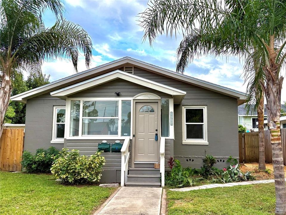 Под контрактом: $559,500 (4 спален, 2 ванн, 2046 Квадратных фут)