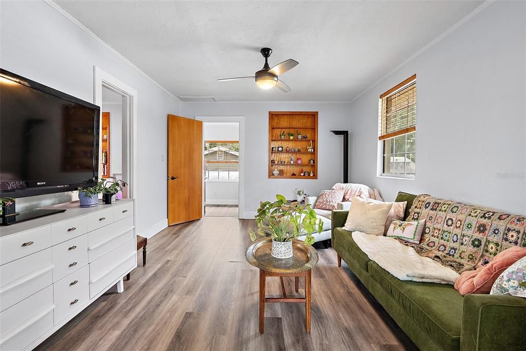 Под контрактом: $559,500 (4 спален, 2 ванн, 2046 Квадратных фут)