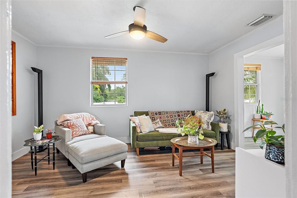 Под контрактом: $559,500 (4 спален, 2 ванн, 2046 Квадратных фут)