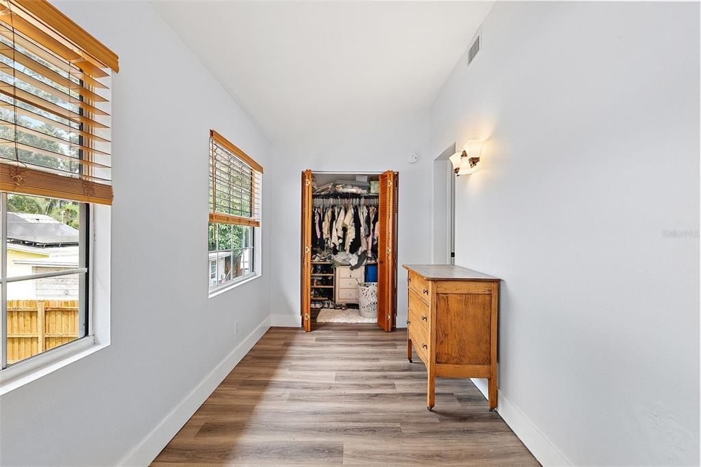 Под контрактом: $559,500 (4 спален, 2 ванн, 2046 Квадратных фут)