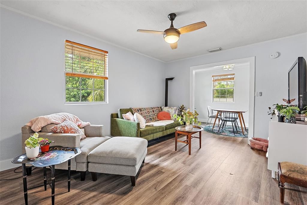 Под контрактом: $559,500 (4 спален, 2 ванн, 2046 Квадратных фут)