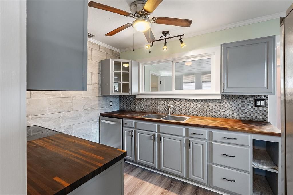 Под контрактом: $559,500 (4 спален, 2 ванн, 2046 Квадратных фут)