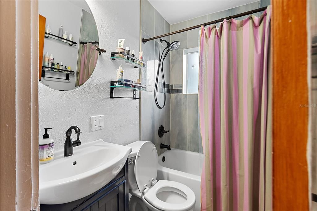 Под контрактом: $559,500 (4 спален, 2 ванн, 2046 Квадратных фут)