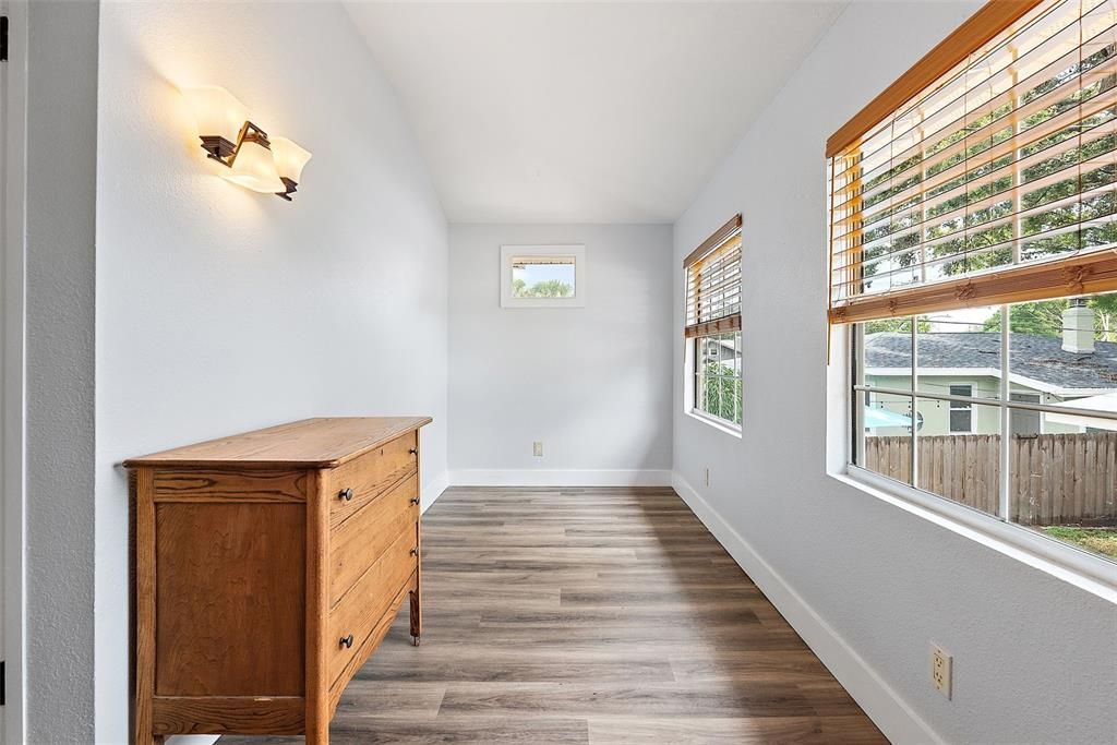 Под контрактом: $559,500 (4 спален, 2 ванн, 2046 Квадратных фут)