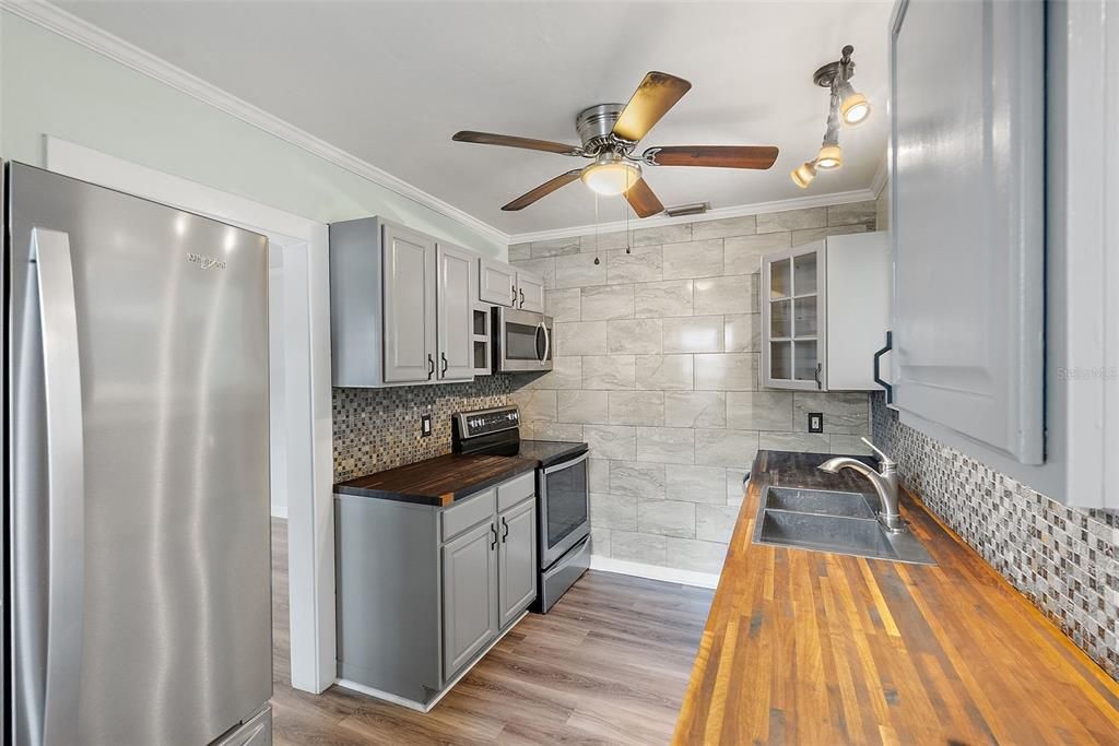 Под контрактом: $559,500 (4 спален, 2 ванн, 2046 Квадратных фут)