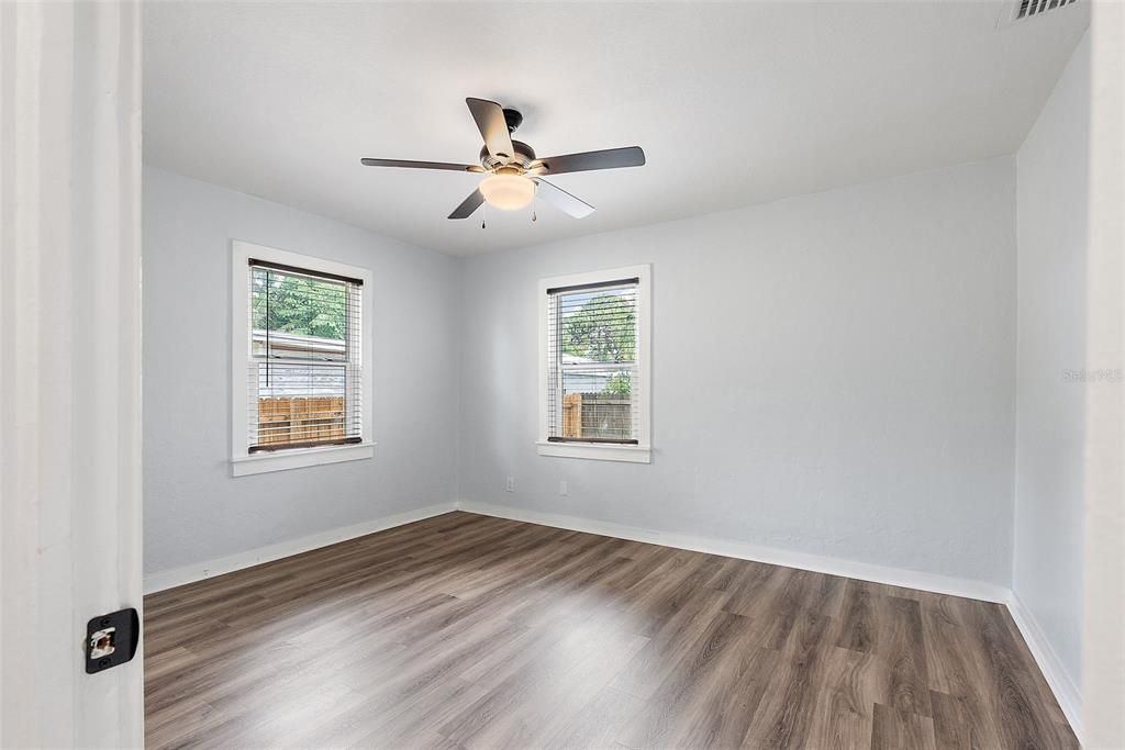 Под контрактом: $559,500 (4 спален, 2 ванн, 2046 Квадратных фут)