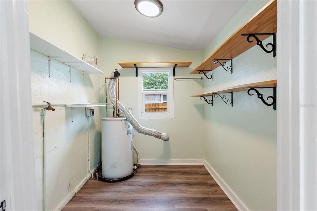 Под контрактом: $559,500 (4 спален, 2 ванн, 2046 Квадратных фут)