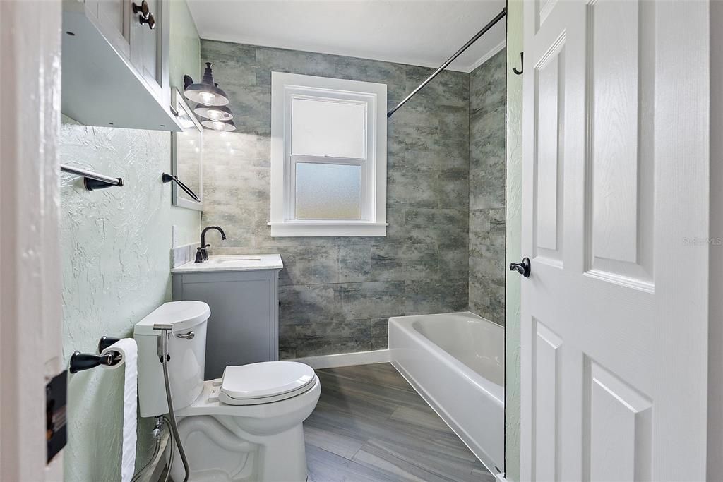 Под контрактом: $559,500 (4 спален, 2 ванн, 2046 Квадратных фут)