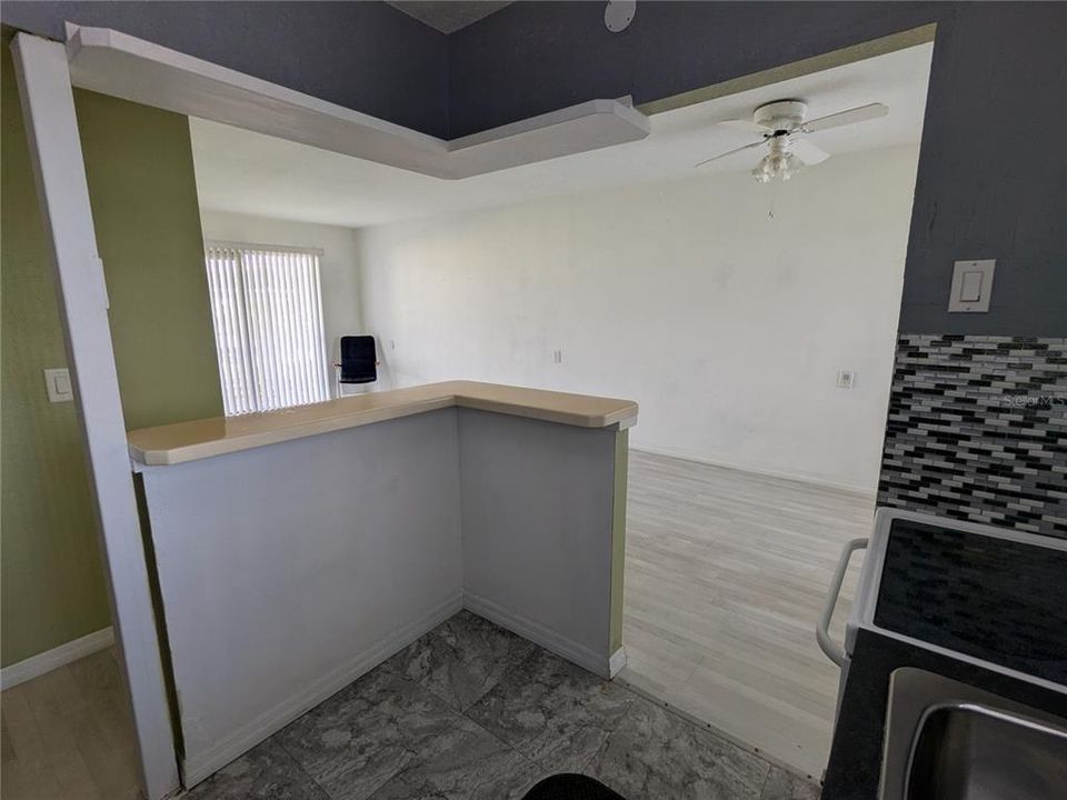 合同活跃: $1,090 (1 贝兹, 1 浴室, 576 平方英尺)