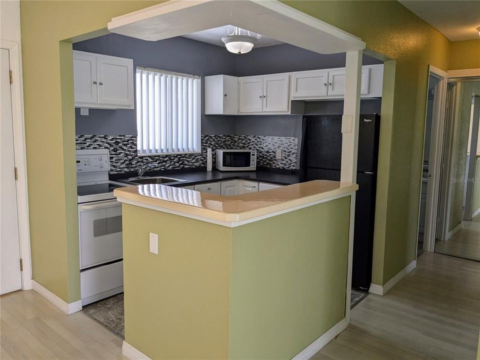 合同活跃: $1,090 (1 贝兹, 1 浴室, 576 平方英尺)