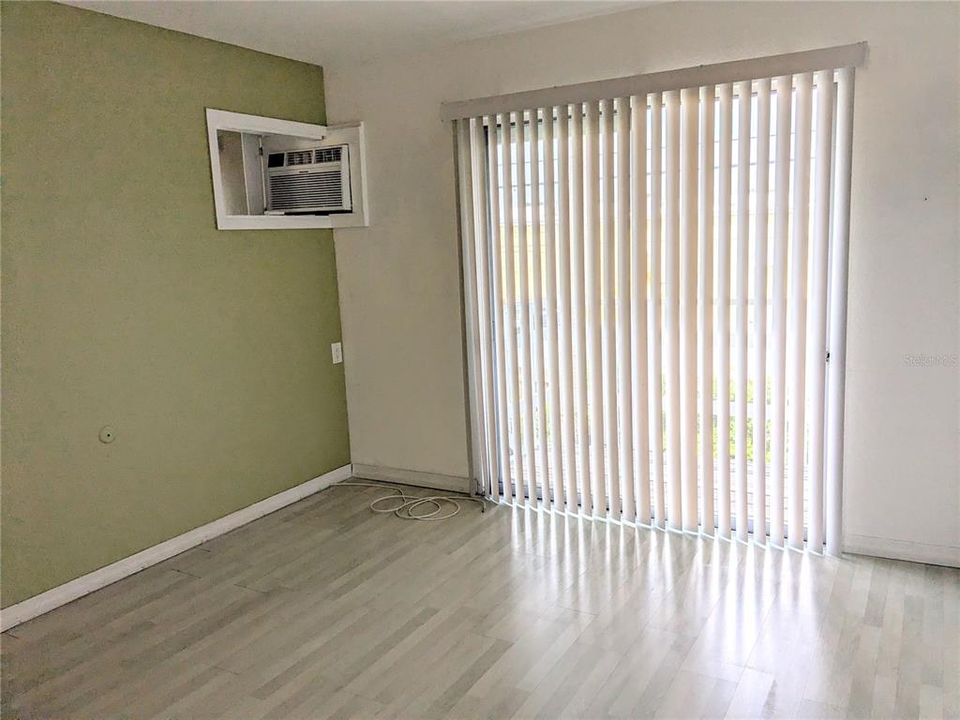 合同活跃: $1,090 (1 贝兹, 1 浴室, 576 平方英尺)