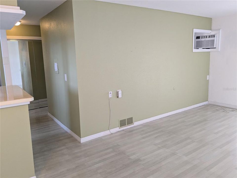 合同活跃: $1,090 (1 贝兹, 1 浴室, 576 平方英尺)