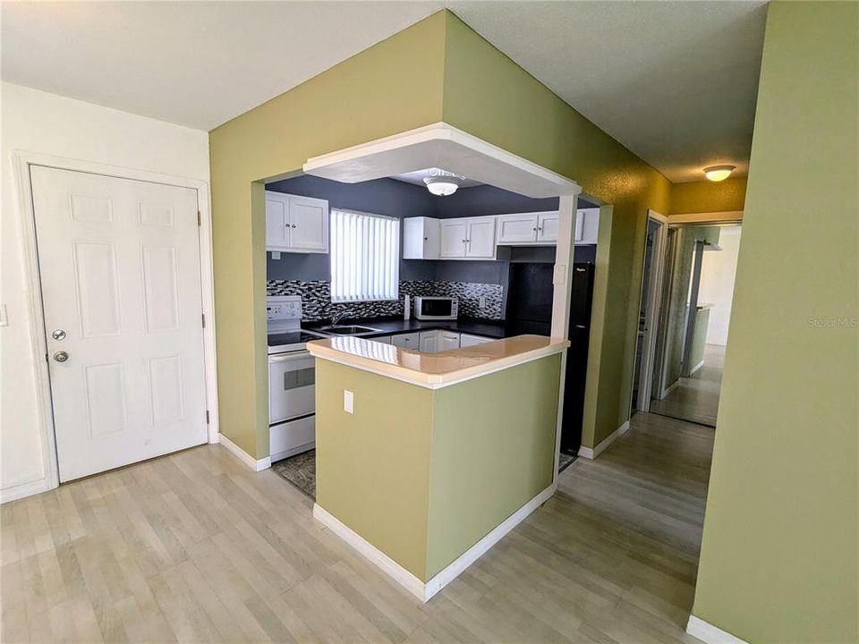 合同活跃: $1,090 (1 贝兹, 1 浴室, 576 平方英尺)