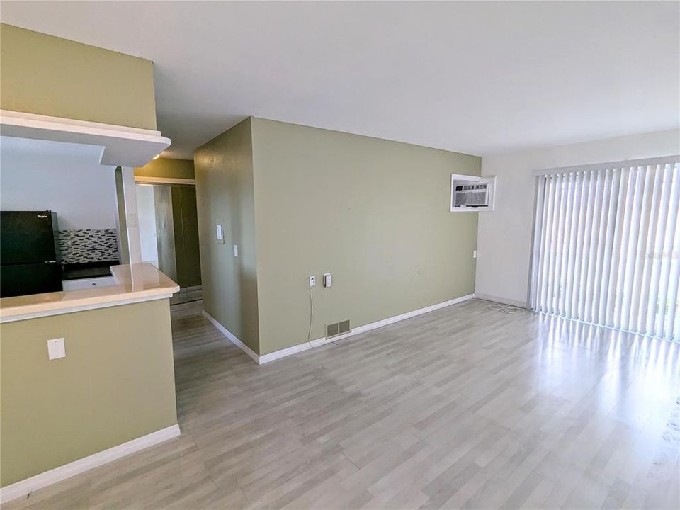 合同活跃: $1,090 (1 贝兹, 1 浴室, 576 平方英尺)