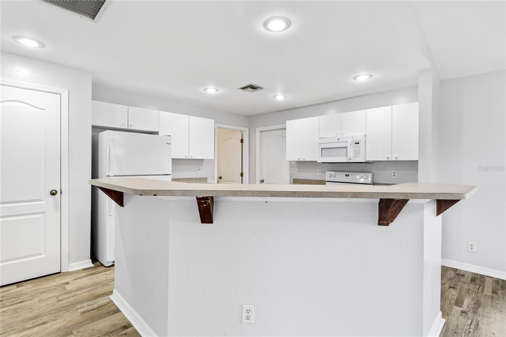 Под контрактом: $269,000 (3 спален, 2 ванн, 1408 Квадратных фут)