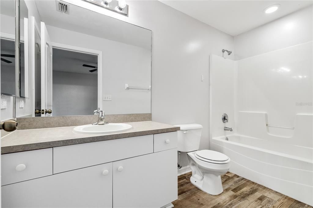 Под контрактом: $269,000 (3 спален, 2 ванн, 1408 Квадратных фут)