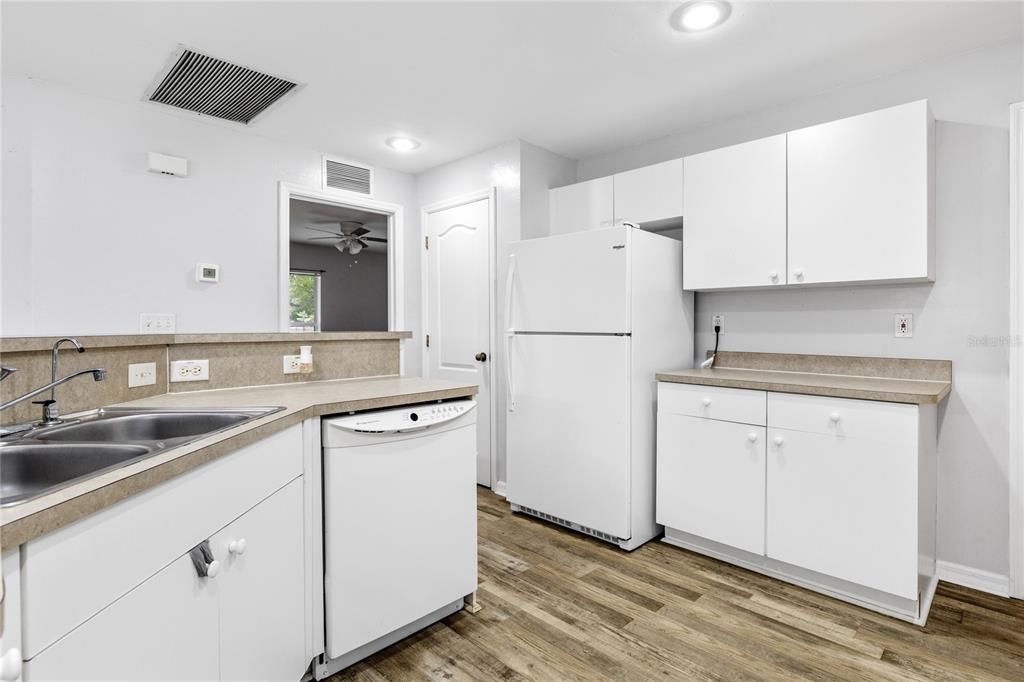 Под контрактом: $269,000 (3 спален, 2 ванн, 1408 Квадратных фут)