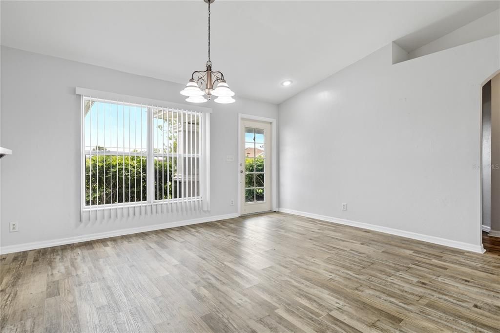 Под контрактом: $269,000 (3 спален, 2 ванн, 1408 Квадратных фут)