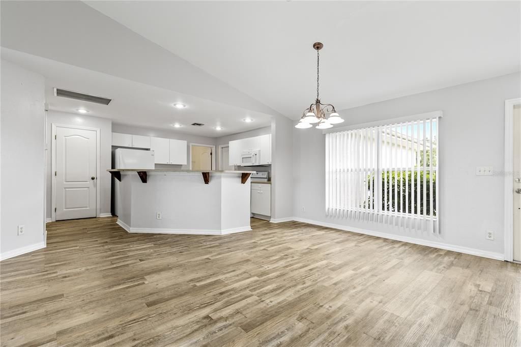 Под контрактом: $269,000 (3 спален, 2 ванн, 1408 Квадратных фут)