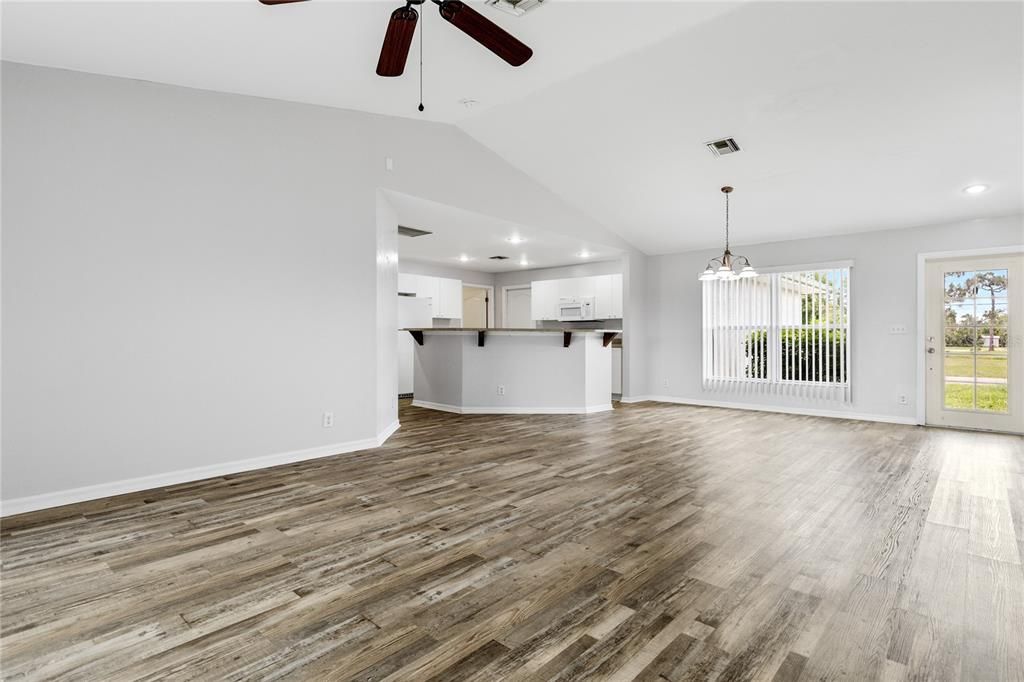 Под контрактом: $269,000 (3 спален, 2 ванн, 1408 Квадратных фут)