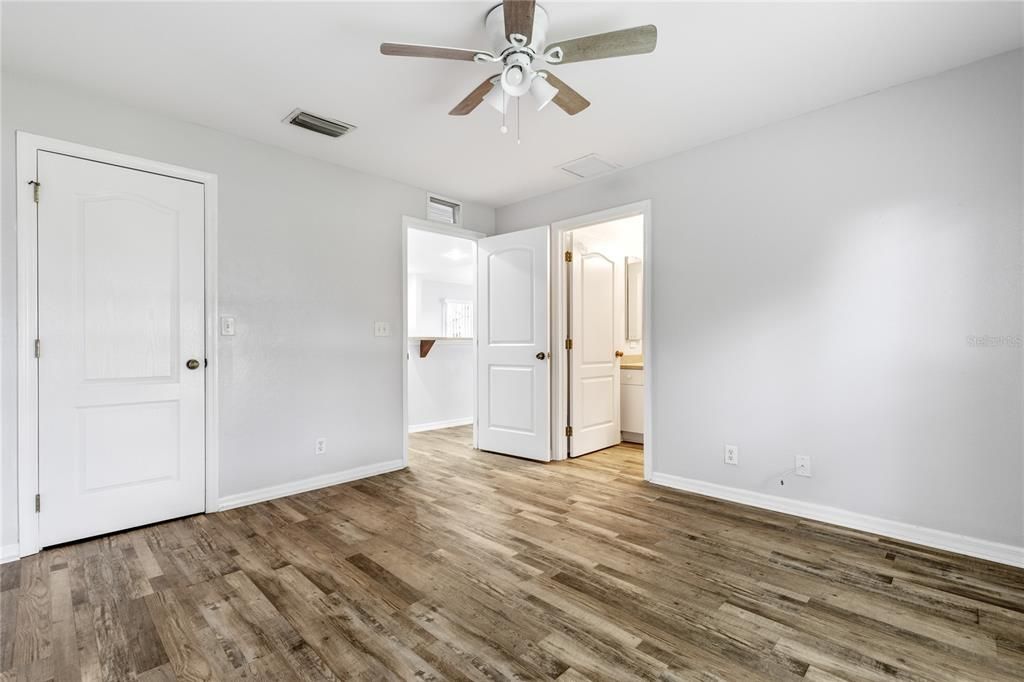 Под контрактом: $269,000 (3 спален, 2 ванн, 1408 Квадратных фут)