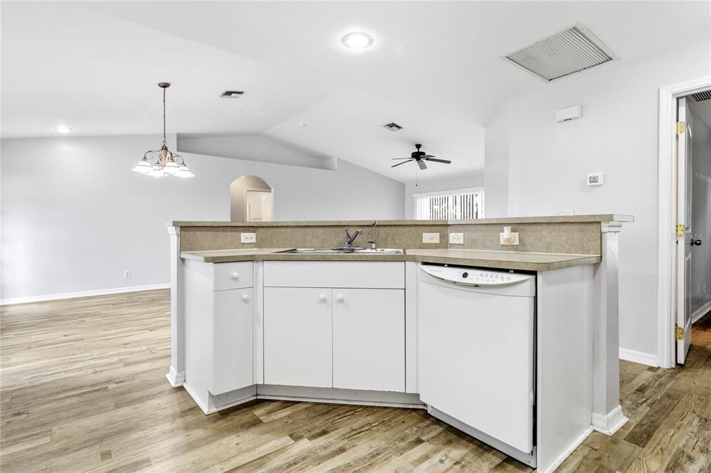 Под контрактом: $269,000 (3 спален, 2 ванн, 1408 Квадратных фут)