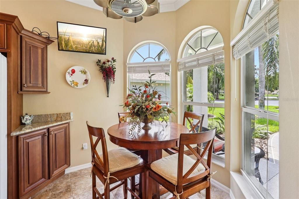 Под контрактом: $539,000 (3 спален, 2 ванн, 1980 Квадратных фут)